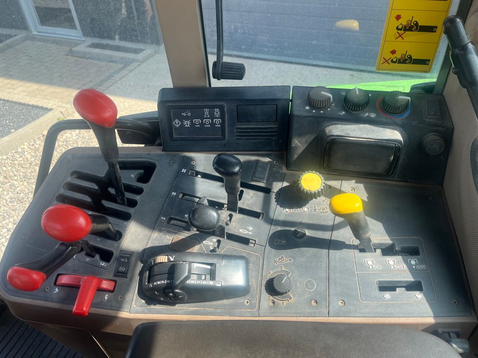 John Deere 6300 Meget velholdt traktor. Samme ejer de sidste 29år - Traktorer - Traktorer 4 wd - 6