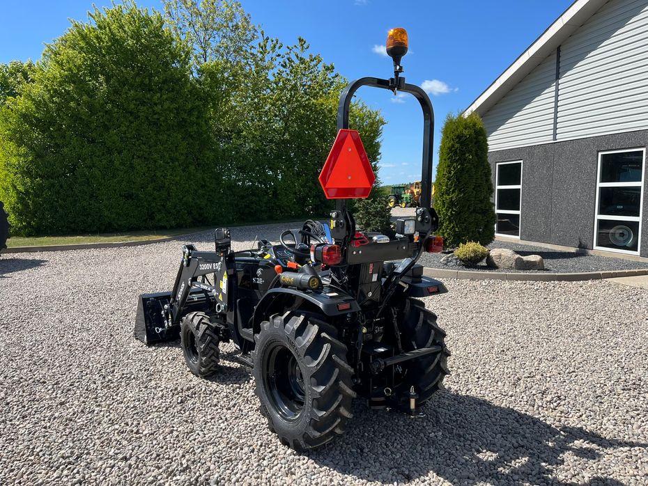 Solis S26 6+2 gearmaskine Limited Edition i sort med brede hjul og Fuldhydraulisk frontlæsser - Traktorer - Traktorer 4 wd - 3