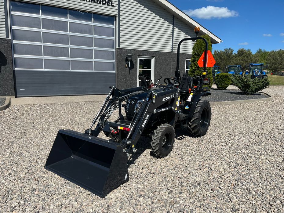Solis S26 6+2 gearmaskine Limited Edition i sort med brede hjul og Fuldhydraulisk frontlæsser - Traktorer - Traktorer 4 wd - 2