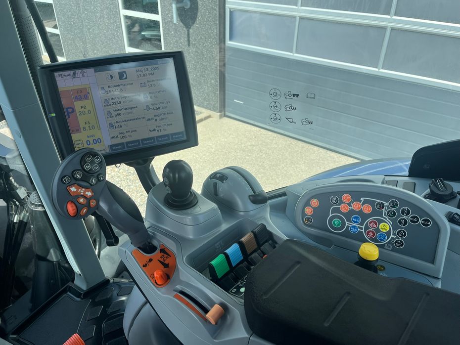 New Holland T7.270 AC med frontlift og frontlæsser - Traktorer - Traktorer 4 wd - 7