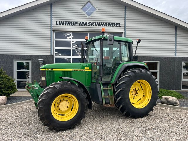 John Deere 6910