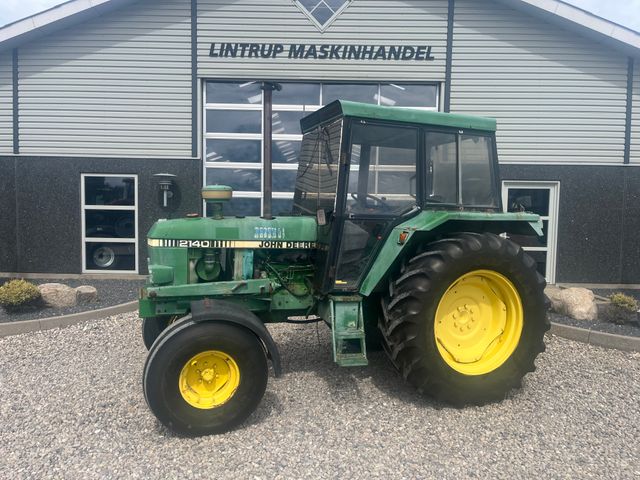 John Deere 2140