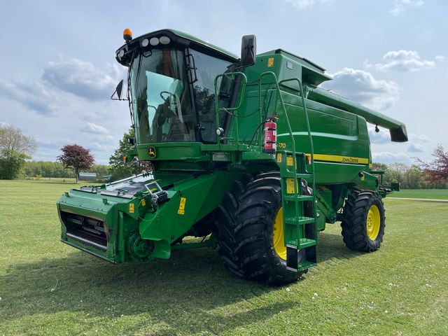 John Deere T670