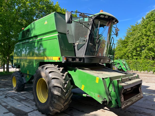 John Deere 2264