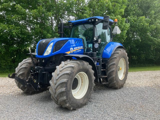 New Holland T 7. 230