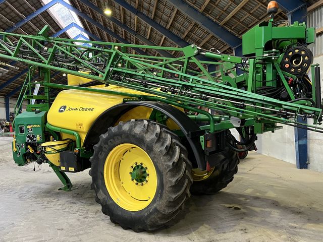 John Deere M944i