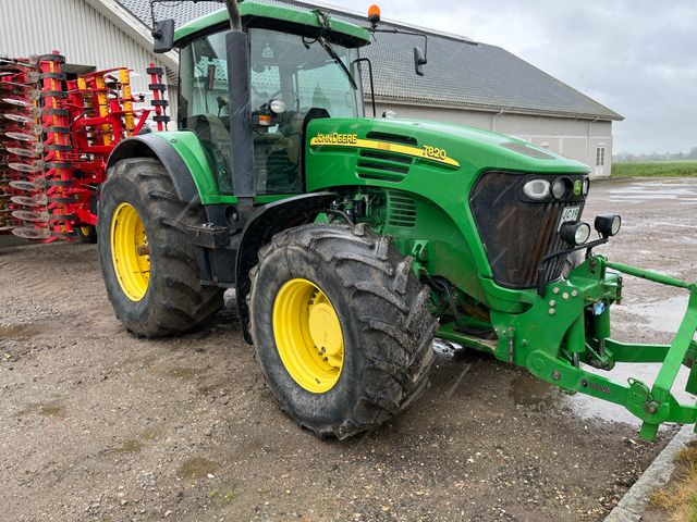 John Deere 7820