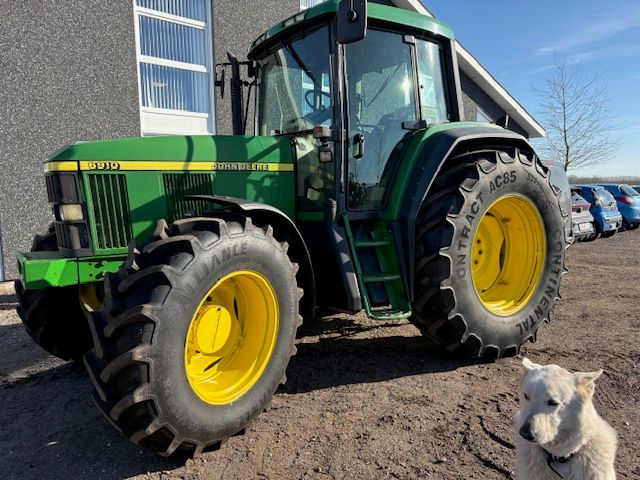 John Deere 6910