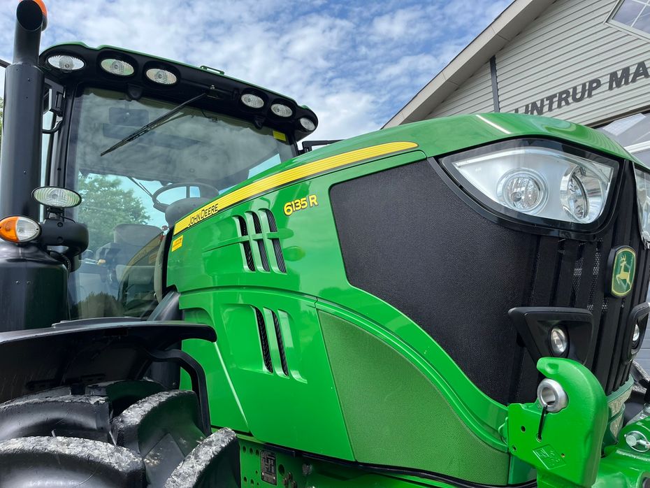 John Deere 6135R Krybegear, frontlift, TLS Affjedret foraksel og affjedret kabine samt luft anlæg - Traktorer - Traktorer 4 wd - 17