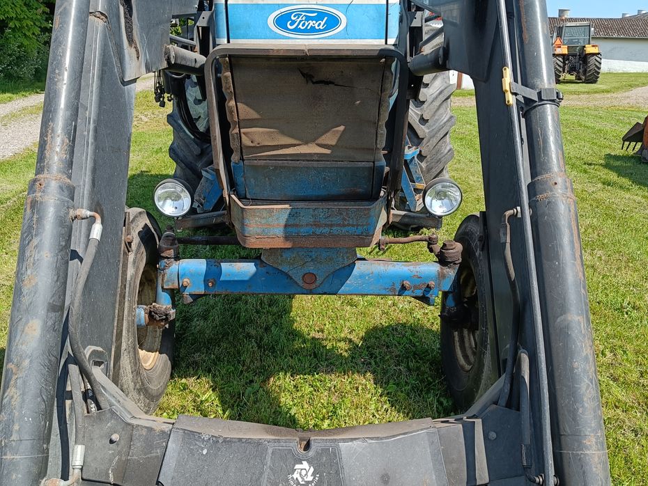 Ford 8210 med frontlæsser - Traktorer - Traktorer 2 wd - 4