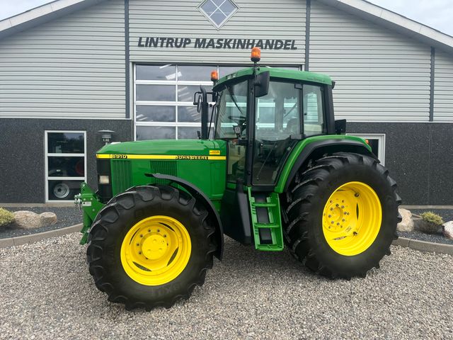 John Deere 6910