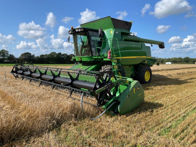 John Deere T670