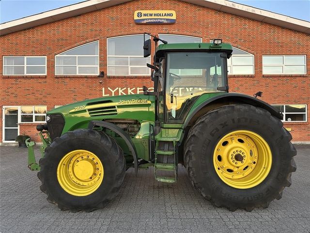 John Deere 7920