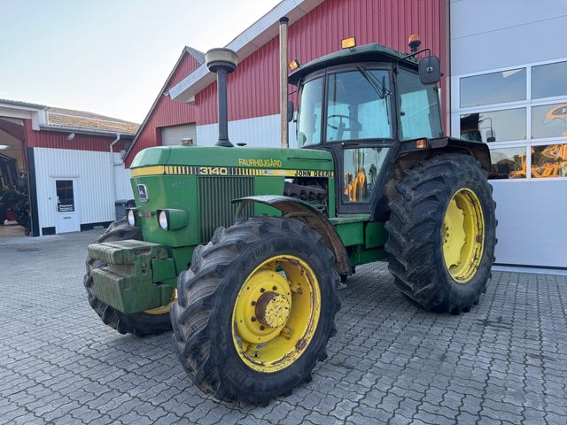 John Deere 3140