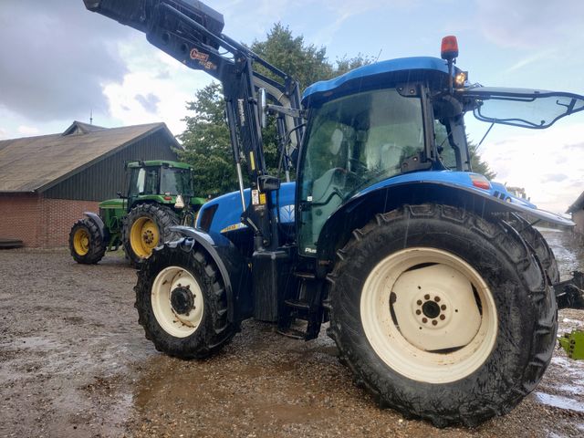 New Holland T6030 Plus med frontlift og frontlæsser