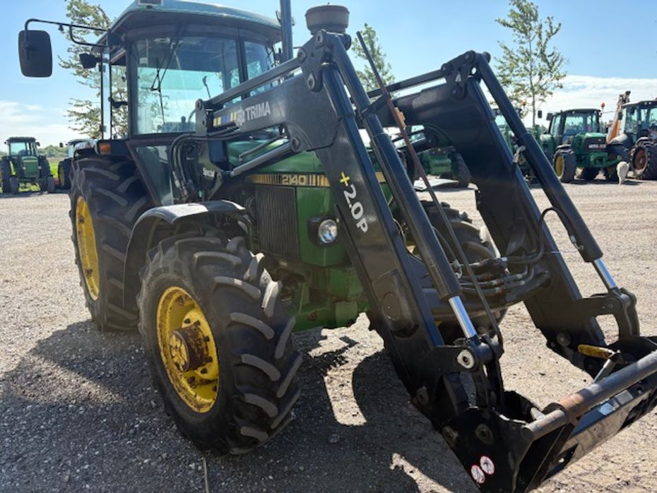 John Deere 2140 MED TRIMA 2.0 FRONTLÆSSER - Traktorer - Traktorer 4 wd - 5
