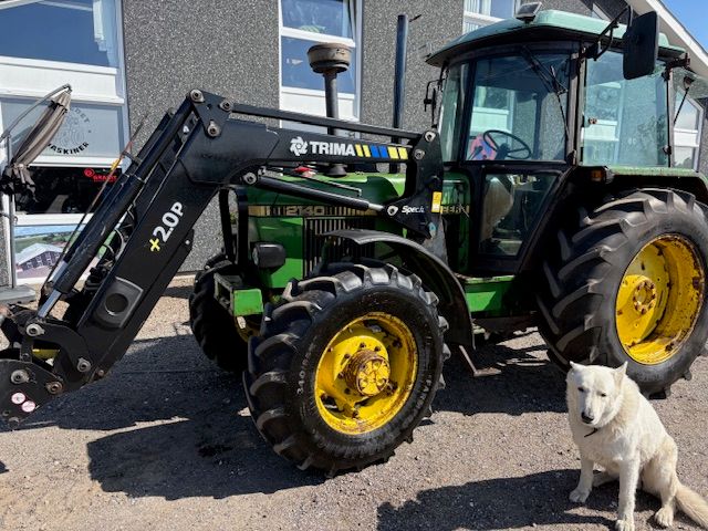 John Deere 2140