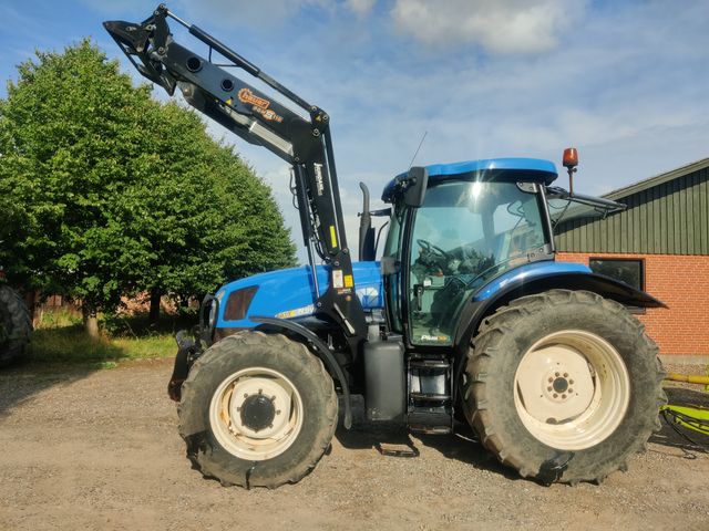 New Holland T6030 Plus med frontlift og frontlæsser