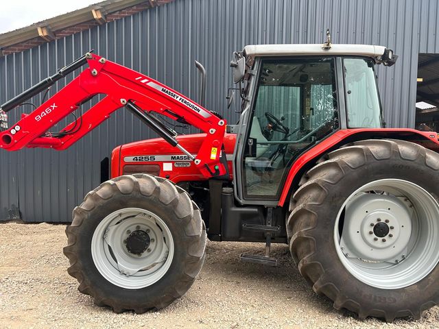 Massey Ferguson 4255 med MF 946 X læsser 
