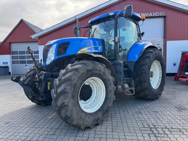 New Holland T7050