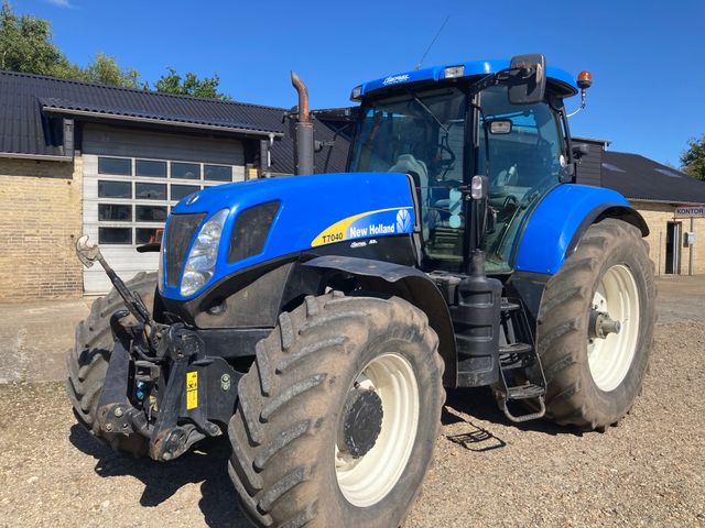 New Holland T7040