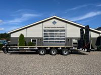 Tyrone 33TLL LANG MODEL med kombi bremser, både luft og hydrauliske bremser. Affjedret træk og affjedret aksler. Med hydrauliske ramper og værktøjskasse - Vogne - Maskintransportvogne - 1