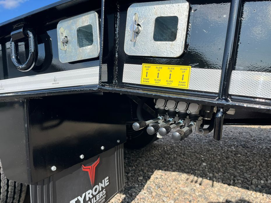 Tyrone 33TLL LANG MODEL med kombi bremser, både luft og hydrauliske bremser. Affjedret træk og affjedret aksler. Med hydrauliske ramper og værktøjskasse - Vogne - Maskintransportvogne - 9