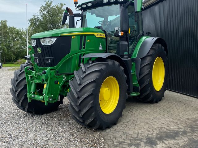 John Deere 6R250