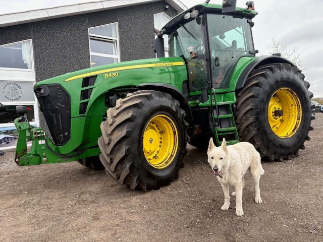 John Deere 8430