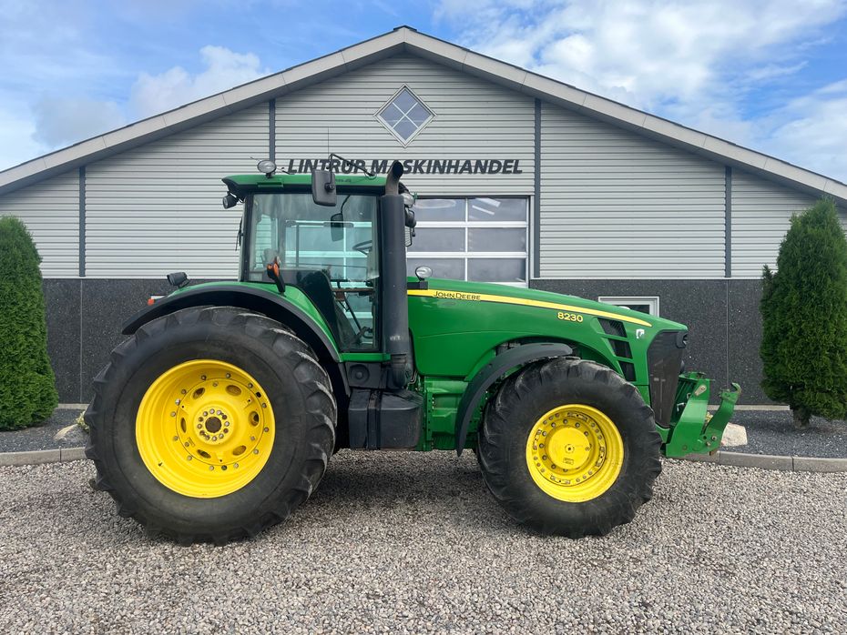 John Deere 8230 Med frontlift - Traktorer - Traktorer 4 wd - 8