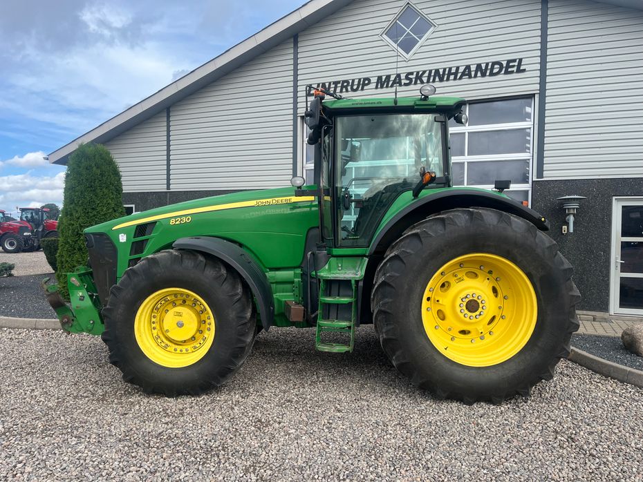 John Deere 8230 Med frontlift - Traktorer - Traktorer 4 wd - 11