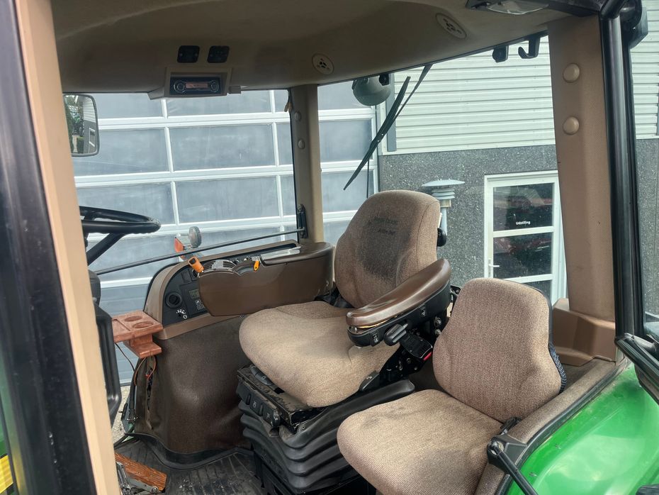 John Deere 8230 Med frontlift - Traktorer - Traktorer 4 wd - 6