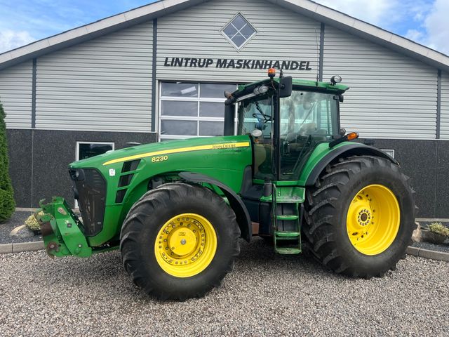 John Deere 8230