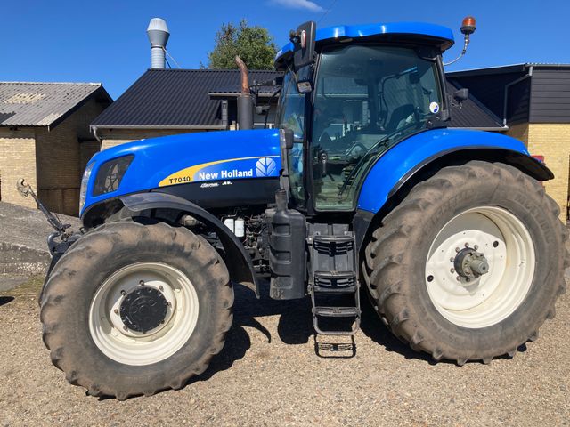 New Holland T7040