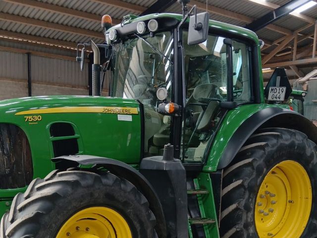 John Deere 7530