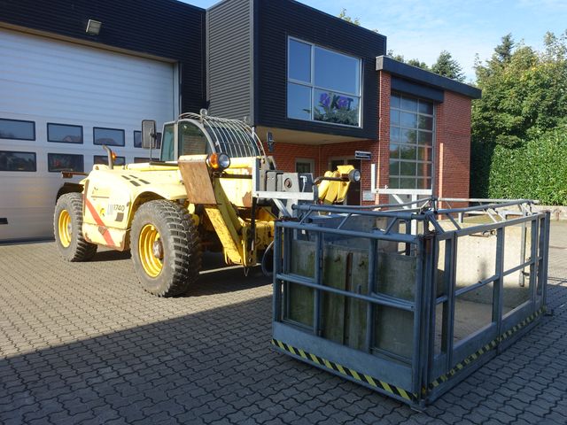 New Holland LM1740