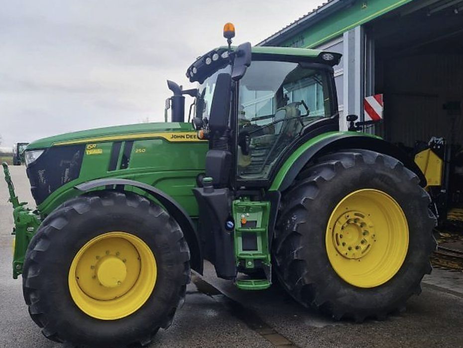 John Deere 6R250 Den nyeste 6R model. Front PTO. Command Arm. Command Pro. AutoTrac. Flere på vej ind. Ring til Ulrik på 40255544. Jeg snakker Jysk. - Traktorer - Traktorer 4 wd - 2