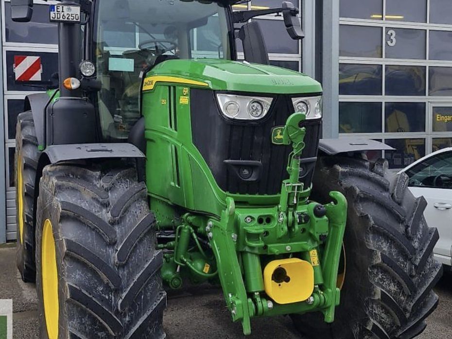 John Deere 6R250 Den nyeste 6R model. Front PTO. Command Arm. Command Pro. AutoTrac. Flere på vej ind. Ring til Ulrik på 40255544. Jeg snakker Jysk. - Traktorer - Traktorer 4 wd - 1