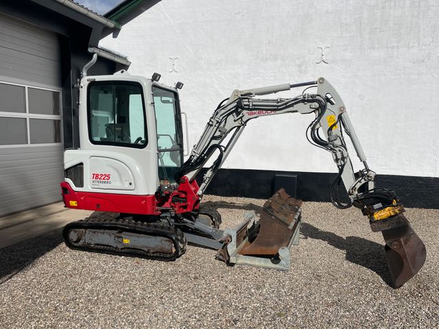Takeuchi TB 225