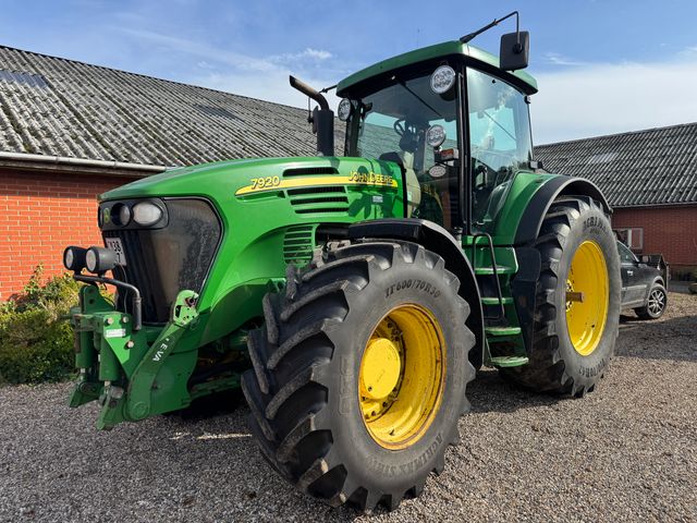 John Deere 7920