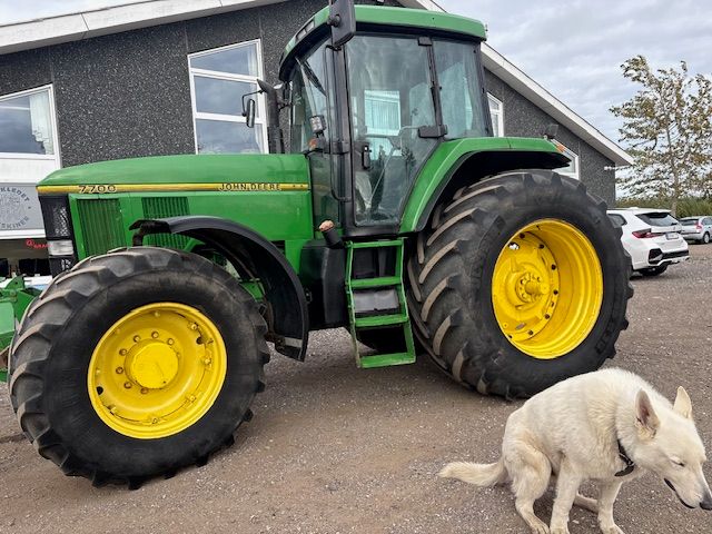 John Deere 7700