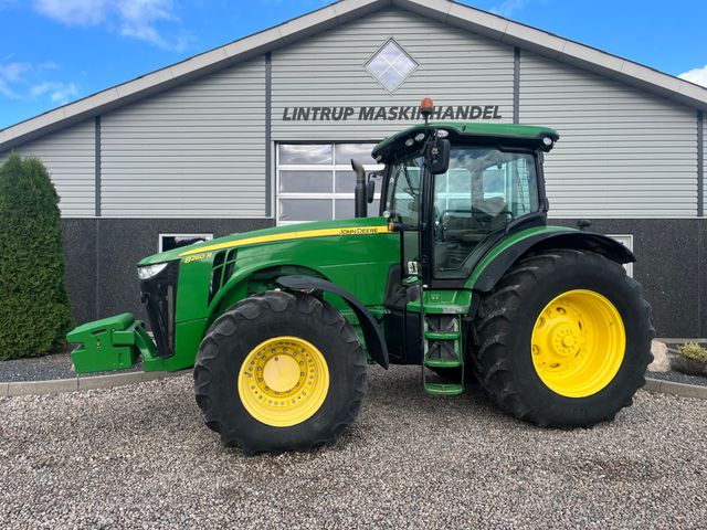 John Deere 8260R