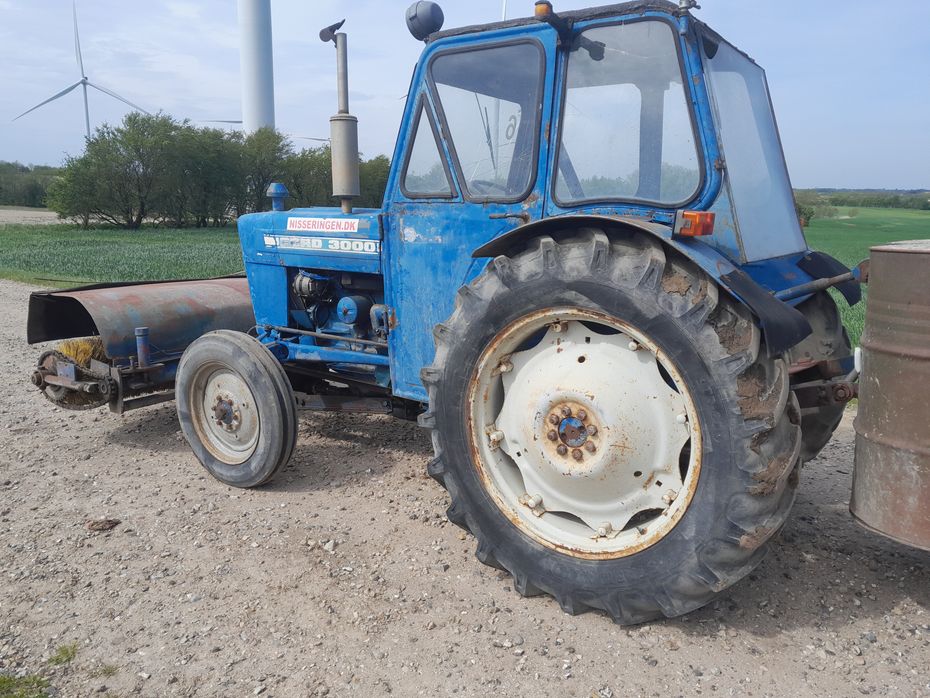 Ford 3000Y med frontkost - Traktorer - Traktorer 2 wd - 5