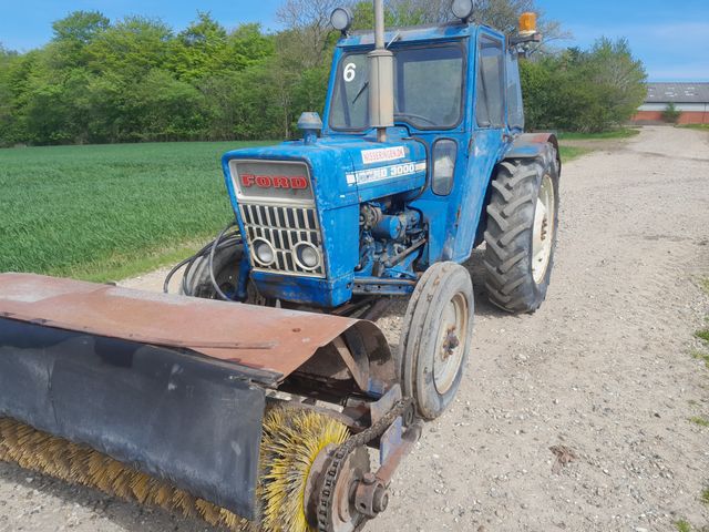Ford 3000Y med frontkost