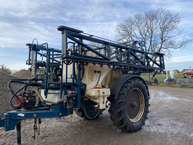 MGM 3000 ltr. 24 mtr. Sprøjten er synet 2024. Der medfølger også smalle hjul til sprøjten.