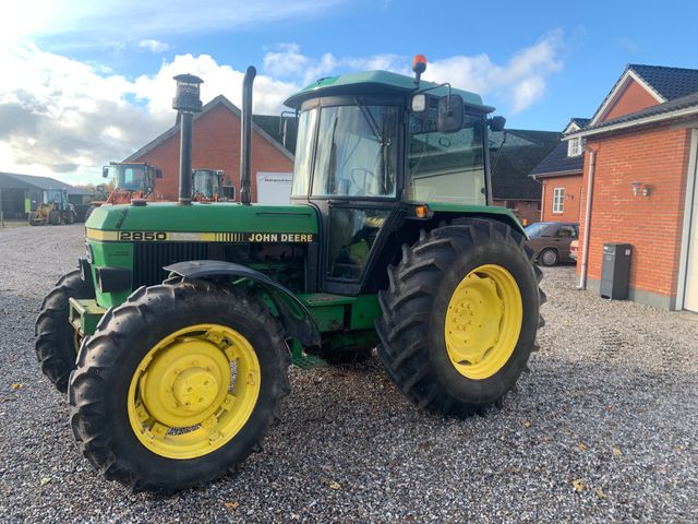 John Deere 2850 4 WD.