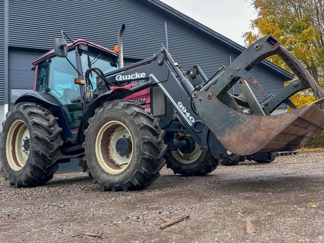 Valtra 900 med Ålø Frontlæsser
