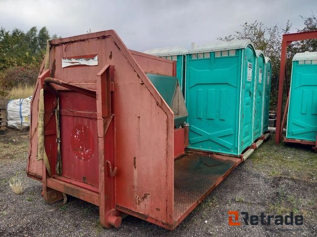 Toilet lad med 6 toiletter og pissoir 