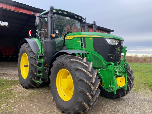 John Deere 6R250