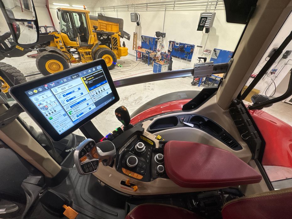 Case IH OPTUM 300 CVX AFS CONNECT KUN 1500 TIMER! MED DET NYE MODEL FØREHUS! - Traktorer - Traktorer 4 wd - 18